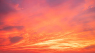 Güzel, lüks, yumuşak turuncu altın bulutlar ve mavi gökyüzünde güneş ışığı arka plan için mükemmel, her şeyi alın, Alacakaranlık, büyük boy, yüksek çözünürlüklü manzara fotoğrafı