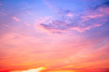 Güzel, lüks, yumuşak turuncu altın bulutlar ve mavi gökyüzünde güneş ışığı arka plan için mükemmel, her şeyi alın, Alacakaranlık, büyük boy, yüksek çözünürlüklü manzara fotoğrafı