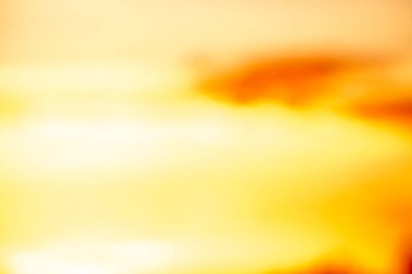 Açık sarı ve altın rengi lüksüne sahip bulanık arkaplan biraz soyut ışığa sahiptir. Güneş ışığı gölgesi bulanıklaştı