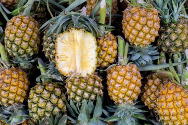 Küçük, olgun sarı ananas Ahşap rafta pek çok iştah açıcı, Tayland ananasları