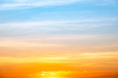 Güzel, lüks, yumuşak turuncu altın bulutlar ve mavi gökyüzünde güneş ışığı arka plan için mükemmel, her şeyi alın, Alacakaranlık, büyük boy, yüksek çözünürlüklü manzara fotoğrafı