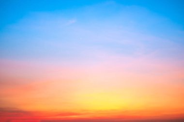 Güzel, lüks, yumuşak turuncu altın bulutlar ve mavi gökyüzünde güneş ışığı arka plan için mükemmel, her şeyi alın, Alacakaranlık, büyük boy, yüksek çözünürlüklü manzara fotoğrafı