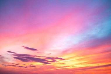 Güzel, lüks, yumuşak turuncu altın bulutlar ve mavi gökyüzünde güneş ışığı arka plan için mükemmel, her şeyi alın, Alacakaranlık, büyük boy, yüksek çözünürlüklü manzara fotoğrafı