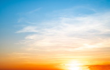 Güzel, lüks, yumuşak turuncu altın bulutlar ve mavi gökyüzünde güneş ışığı arka plan için mükemmel, her şeyi alın, Alacakaranlık, büyük boy, yüksek çözünürlüklü manzara fotoğrafı