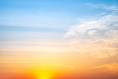 Güzel, lüks, yumuşak turuncu altın bulutlar ve mavi gökyüzünde güneş ışığı arka plan için mükemmel, her şeyi alın, Alacakaranlık, büyük boy, yüksek çözünürlüklü manzara fotoğrafı