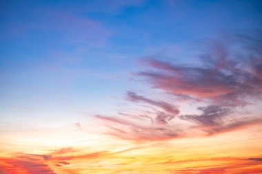 Güzel, lüks, yumuşak turuncu altın bulutlar ve mavi gökyüzünde güneş ışığı arka plan için mükemmel, her şeyi alın, Alacakaranlık, büyük boy, yüksek çözünürlüklü manzara fotoğrafı