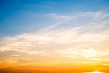 Güzel, lüks, yumuşak turuncu altın bulutlar ve mavi gökyüzünde güneş ışığı arka plan için mükemmel, her şeyi alın, Alacakaranlık, büyük boy, yüksek çözünürlüklü manzara fotoğrafı