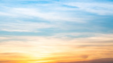 Güzel, lüks, yumuşak turuncu altın bulutlar ve mavi gökyüzünde güneş ışığı arka plan için mükemmel, her şeyi alın, Alacakaranlık, büyük boy, yüksek çözünürlüklü manzara fotoğrafı