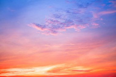 Güzel, lüks, yumuşak turuncu altın bulutlar ve mavi gökyüzünde güneş ışığı arka plan için mükemmel, her şeyi alın, Alacakaranlık, büyük boy, yüksek çözünürlüklü manzara fotoğrafı