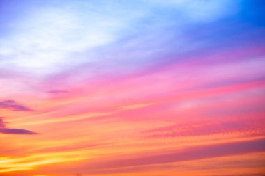 Güzel, lüks, yumuşak turuncu altın bulutlar ve mavi gökyüzünde güneş ışığı arka plan için mükemmel, her şeyi alın, Alacakaranlık, büyük boy, yüksek çözünürlüklü manzara fotoğrafı