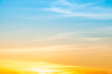 Güzel, lüks, yumuşak turuncu altın bulutlar ve mavi gökyüzünde güneş ışığı arka plan için mükemmel, her şeyi alın, Alacakaranlık, büyük boy, yüksek çözünürlüklü manzara fotoğrafı