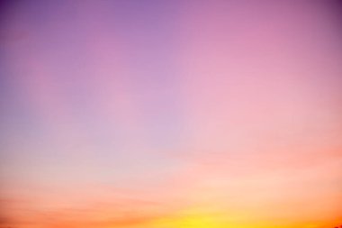 Güzel, lüks, yumuşak turuncu altın bulutlar ve mavi gökyüzünde güneş ışığı arka plan için mükemmel, her şeyi alın, Alacakaranlık, büyük boy, yüksek çözünürlüklü manzara fotoğrafı