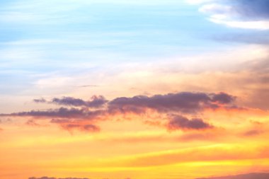 Güzel, lüks, yumuşak turuncu altın bulutlar ve mavi gökyüzünde güneş ışığı arka plan için mükemmel, her şeyi alın, Alacakaranlık, büyük boy, yüksek çözünürlüklü manzara fotoğrafı