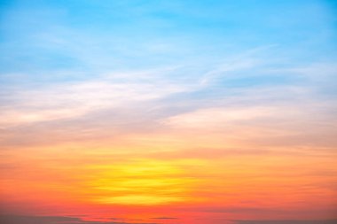 Güzel, lüks, yumuşak turuncu altın bulutlar ve mavi gökyüzünde güneş ışığı arka plan için mükemmel, her şeyi alın, Alacakaranlık, büyük boy, yüksek çözünürlüklü manzara fotoğrafı