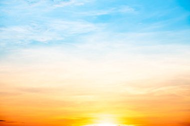 Güzel, lüks, yumuşak turuncu altın bulutlar ve mavi gökyüzünde güneş ışığı arka plan için mükemmel, her şeyi alın, Alacakaranlık, büyük boy, yüksek çözünürlüklü manzara fotoğrafı