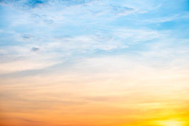 Güzel, lüks, yumuşak turuncu altın bulutlar ve mavi gökyüzünde güneş ışığı arka plan için mükemmel, her şeyi alın, Alacakaranlık, büyük boy, yüksek çözünürlüklü manzara fotoğrafı