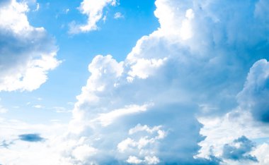 Mavi gökyüzündeki güzel, yumuşak, beyaz bulutlar arka plan için mükemmel, yağmurlu mevsim için.