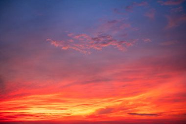 Güzel, lüks, yumuşak turuncu altın bulutlar ve mavi gökyüzünde güneş ışığı arka plan için mükemmel, her şeyi alın, Alacakaranlık, büyük boy, yüksek çözünürlüklü manzara fotoğrafı