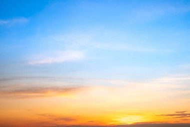 Güzel, lüks, yumuşak turuncu altın bulutlar ve mavi gökyüzünde güneş ışığı arka plan için mükemmel, her şeyi alın, Alacakaranlık, büyük boy, yüksek çözünürlüklü manzara fotoğrafı