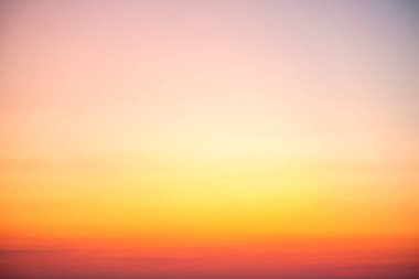 Güzel, lüks, yumuşak turuncu altın bulutlar ve mavi gökyüzünde güneş ışığı arka plan için mükemmel, her şeyi alın, Alacakaranlık, büyük boy, yüksek çözünürlüklü manzara fotoğrafı