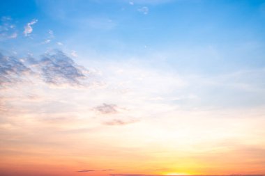 Güzel, lüks, yumuşak turuncu altın bulutlar ve mavi gökyüzünde güneş ışığı arka plan için mükemmel, her şeyi alın, Alacakaranlık, büyük boy, yüksek çözünürlüklü manzara fotoğrafı