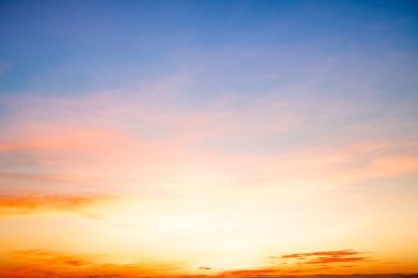 Güzel, lüks, yumuşak turuncu altın bulutlar ve mavi gökyüzünde güneş ışığı arka plan için mükemmel, her şeyi alın, Alacakaranlık, büyük boy, yüksek çözünürlüklü manzara fotoğrafı