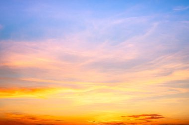 Güzel, lüks, yumuşak turuncu altın bulutlar ve mavi gökyüzünde güneş ışığı arka plan için mükemmel, her şeyi alın, Alacakaranlık, büyük boy, yüksek çözünürlüklü manzara fotoğrafı