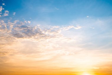 Güzel, lüks, yumuşak turuncu altın bulutlar ve mavi gökyüzünde güneş ışığı arka plan için mükemmel, her şeyi alın, Alacakaranlık, büyük boy, yüksek çözünürlüklü manzara fotoğrafı