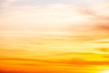 Güzel, lüks, yumuşak turuncu altın bulutlar ve mavi gökyüzünde güneş ışığı arka plan için mükemmel, her şeyi alın, Alacakaranlık, büyük boy, yüksek çözünürlüklü manzara fotoğrafı