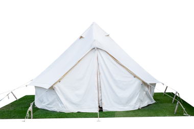 Beyaz lüks kamp çadırı, şeffaf arka planda izole edilmiş yeşil otların üzerinde uzun bir küredir. Açık hava maceraları, yürüyüş ve doğa seyahatleri için mükemmel. Grafik tasarımı için geniş ve dayanıklı PNG Dosyası