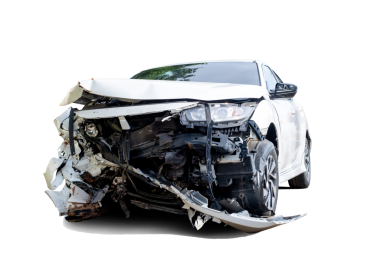 Beyaz arabanın önü yolda kazara hasar gördü. Çarpışmadan sonra hasar gören arabalar. Kırpma yolu ile beyaz arkaplanda izole