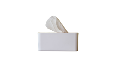 Kahvaltı zamanında restorandaki ahşap masanın üzerinde peçete kutusu olan beyaz kağıt mendil ve bulanık arka plan.