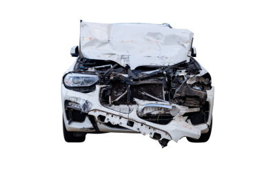 PGN Biçimi, beyaz arabanın tüm ön görüntüsü yolda kazara hasar gördü. Çarpışmadan sonra hasar gören arabalar. Şeffaf arka planda izole edilmiş, araba kazası, sigorta kazası ve yok etme.