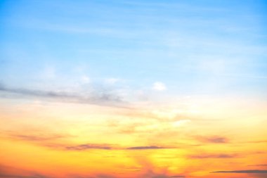 Güzel, lüks, yumuşak turuncu altın bulutlar ve mavi gökyüzünde güneş ışığı arka plan için mükemmel, her şeyi alın, Alacakaranlık, büyük boy, yüksek çözünürlüklü manzara fotoğrafı