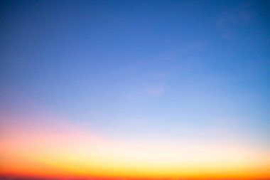 Güzel, lüks, yumuşak turuncu altın bulutlar ve mavi gökyüzünde güneş ışığı arka plan için mükemmel, her şeyi alın, Alacakaranlık, büyük boy, yüksek çözünürlüklü manzara fotoğrafı