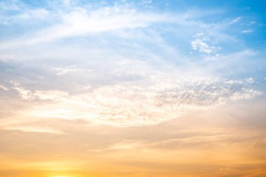 Güzel, lüks, yumuşak turuncu altın bulutlar ve mavi gökyüzünde güneş ışığı arka plan için mükemmel, her şeyi alın, Alacakaranlık, büyük boy, yüksek çözünürlüklü manzara fotoğrafı