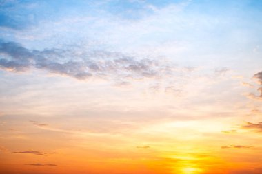 Güzel, lüks, yumuşak turuncu altın bulutlar ve mavi gökyüzünde güneş ışığı arka plan için mükemmel, her şeyi alın, Alacakaranlık, büyük boy, yüksek çözünürlüklü manzara fotoğrafı