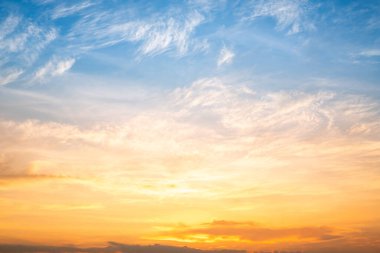 Güzel, lüks, yumuşak turuncu altın bulutlar ve mavi gökyüzünde güneş ışığı arka plan için mükemmel, her şeyi alın, Alacakaranlık, büyük boy, yüksek çözünürlüklü manzara fotoğrafı