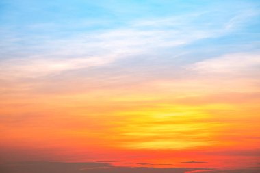 Güzel, lüks, yumuşak turuncu altın bulutlar ve mavi gökyüzünde güneş ışığı arka plan için mükemmel, her şeyi alın, Alacakaranlık, büyük boy, yüksek çözünürlüklü manzara fotoğrafı