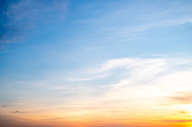 Güzel, lüks, yumuşak turuncu altın bulutlar ve mavi gökyüzünde güneş ışığı arka plan için mükemmel, her şeyi alın, Alacakaranlık, büyük boy, yüksek çözünürlüklü manzara fotoğrafı