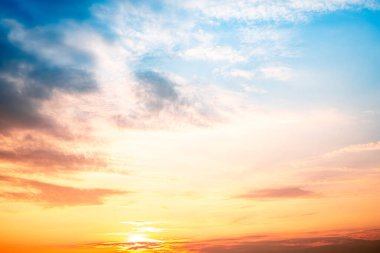 Parlak altın ve mavi bir gökyüzü gibi. Gündoğumu çeşitli şekillerde bulutlarla süslenir. Everning, Alacakaranlık, Büyük boy, Yüksek çözünürlüklü manzara fotoğrafı.