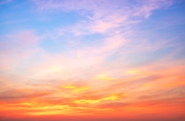 Güzel, lüks, yumuşak turuncu altın bulutlar ve mavi gökyüzünde güneş ışığı arka plan için mükemmel, her şeyi alın, Alacakaranlık, büyük boy, yüksek çözünürlüklü manzara fotoğrafı