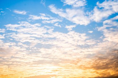 Güzel, lüks, yumuşak turuncu altın bulutlar ve mavi gökyüzünde güneş ışığı arka plan için mükemmel, her şeyi alın, Alacakaranlık, büyük boy, yüksek çözünürlüklü manzara fotoğrafı