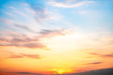 Parlak altın ve mavi bir gökyüzü gibi. Gündoğumu çeşitli şekillerde bulutlarla süslenir. Everning, Alacakaranlık, Büyük boy, Yüksek çözünürlüklü manzara fotoğrafı.