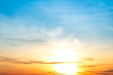 Güzel, lüks, yumuşak turuncu altın bulutlar ve mavi gökyüzünde güneş ışığı arka plan için mükemmel, her şeyi alın, Alacakaranlık, büyük boy, yüksek çözünürlüklü manzara fotoğrafı