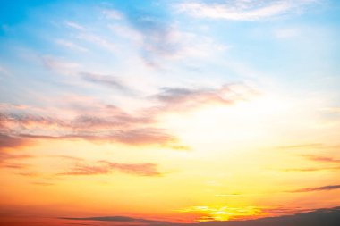 Gökyüzü, Günbatımı, Gündoğumu, parlak altın ve mavi bir gökyüzü gibi. Gündoğumu çeşitli şekillerde bulutlarla süslenir. Everning, Alacakaranlık, Büyük boy, Yüksek çözünürlüklü manzara fotoğrafı.