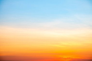 Gökyüzü, Günbatımı, Gündoğumu, parlak altın ve mavi bir gökyüzü gibi. Gündoğumu çeşitli şekillerde bulutlarla süslenir. Everning, Alacakaranlık, Büyük boy, Yüksek çözünürlüklü manzara fotoğrafı.