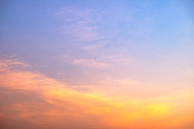 Gökyüzü, Günbatımı, Gündoğumu, parlak altın ve mavi bir gökyüzü gibi. Gündoğumu çeşitli şekillerde bulutlarla süslenir. Everning, Alacakaranlık, Büyük boy, Yüksek çözünürlüklü manzara fotoğrafı.