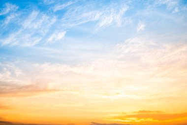 Gökyüzü, gün batımı, güzel, lüks, yumuşak turuncu altın bulutlar ve mavi gökyüzünde güneş ışığı arka plan için mükemmel, sabah ya da kış mevsiminde gün doğumu, Alacakaranlık yazı, silüet