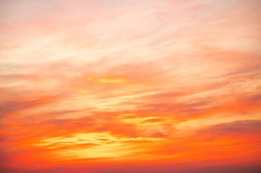 Gökyüzü, gün batımı, güzel, lüks, yumuşak turuncu altın bulutlar ve mavi gökyüzünde güneş ışığı arka plan için mükemmel, sabah ya da kış mevsiminde gün doğumu, Alacakaranlık yazı, silüet